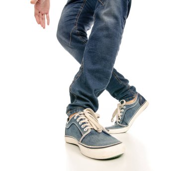 Adam bacaklar ayak kot pantolon spor ayakkabı