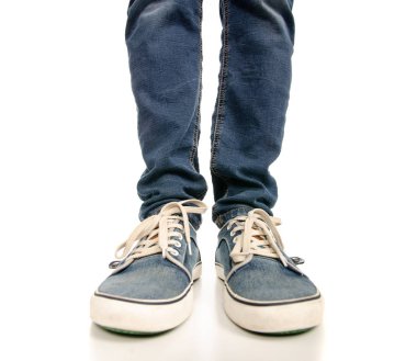 Adam bacaklar ayak kot pantolon spor ayakkabı