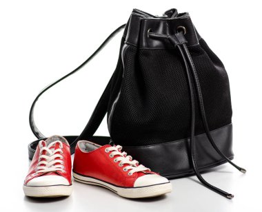 Kadın kırmızı spor ayakkabılar sırt çantası siyah