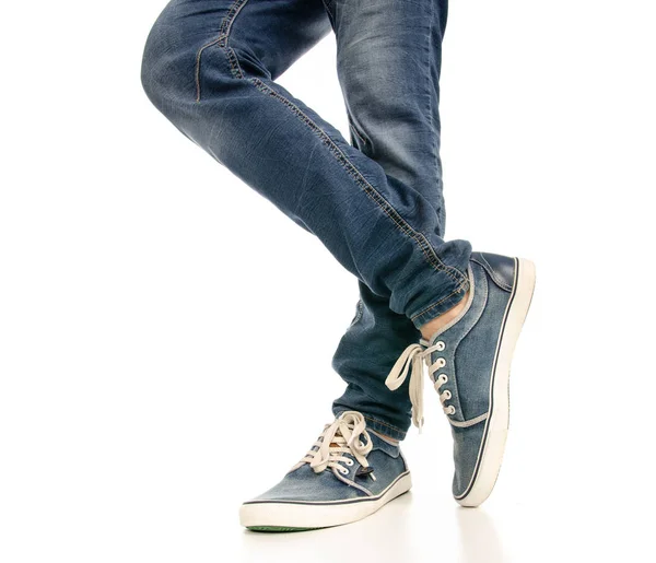 Man Ben Fötter Jeans Sneakers Vit Bakgrund Isolering — Stockfoto