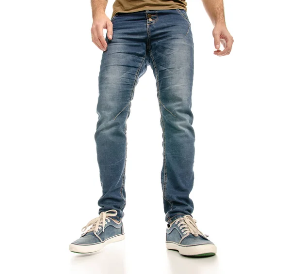 Mężczyzna nogi stopy dżinsy trampki — Zdjęcie stockowe