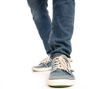 Adam bacaklar ayak kot pantolon spor ayakkabı