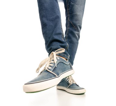 Adam bacaklar ayak kot pantolon spor ayakkabı