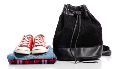 Kırmızı spor ayakkabı ve giyim kadın yığın siyah sırt çantası