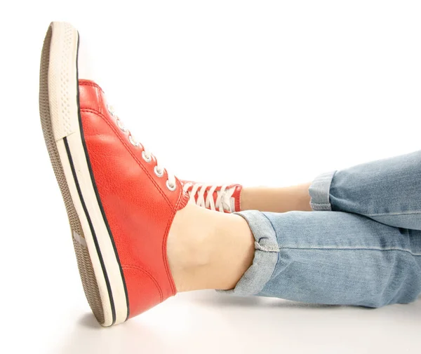 Mujer piernas pies jeans rojo zapatillas estilo hipster, vista lateral —  Fotos de Stock