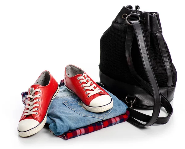 Kırmızı spor ayakkabı ve giyim kadın yığın siyah sırt çantası