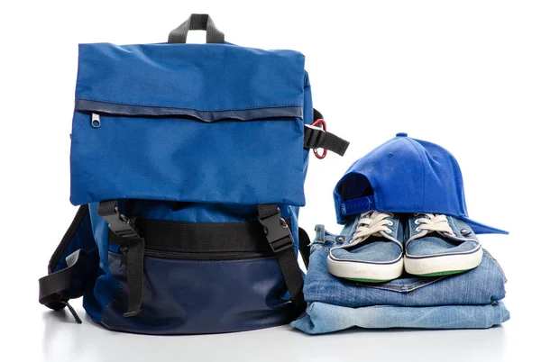 Jeans Turnschuhe blaue Rucksackmütze — Stockfoto