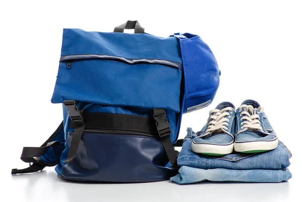 Jeans Turnschuhe blaue Rucksackmütze — Stockfoto