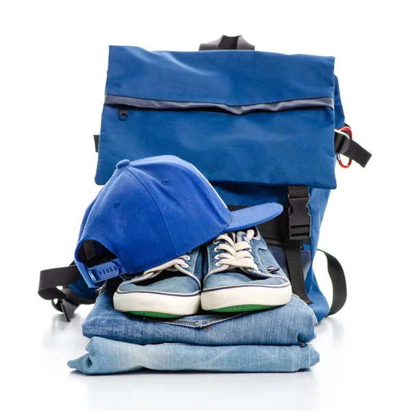 Jeans Turnschuhe blaue Rucksackmütze — Stockfoto