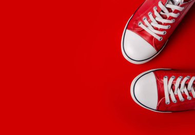 Görünüm kırmızı zemin üzerine kırmızı spor ayakkabılar top