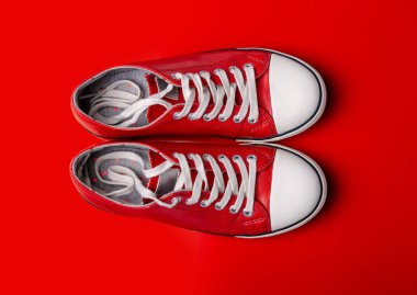 Görünüm kırmızı zemin üzerine kırmızı spor ayakkabılar top