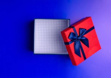 Mavi şerit mavi arka plan üzerinde kırmızı bir kutu hediye