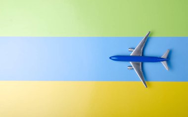 Mavi maket uçak, uçak rengi sarı mavi yeşil zemin üzerine