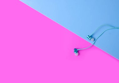 Renk pembe mavi arka plan üzerinde kulaklık