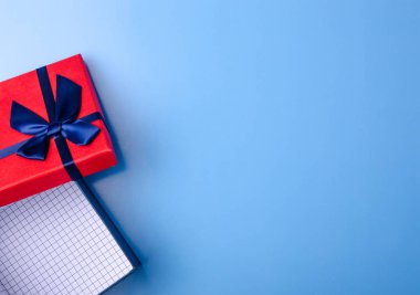 Mavi şerit mavi arka plan üzerinde kırmızı bir kutu hediye