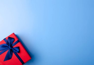 Mavi şerit mavi arka plan üzerinde kırmızı bir kutu hediye