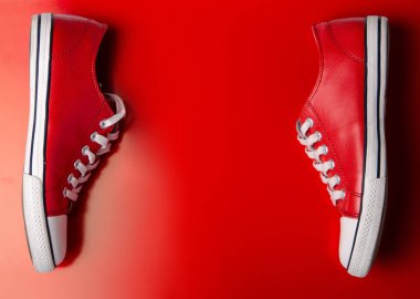 Görünümü, düz yatıyordu moda kırmızı zemin üzerine kırmızı spor ayakkabılar top