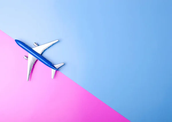 Kék modell repülőgép, repülőgép, a színes rózsaszín-kék háttér — Stock Fotó