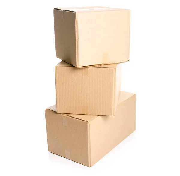 白い背景の分離にボックス配信パッケージ — ストック写真