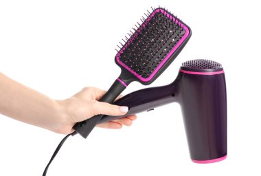 Saç kurutma makinesi ve elinde saç fırçası