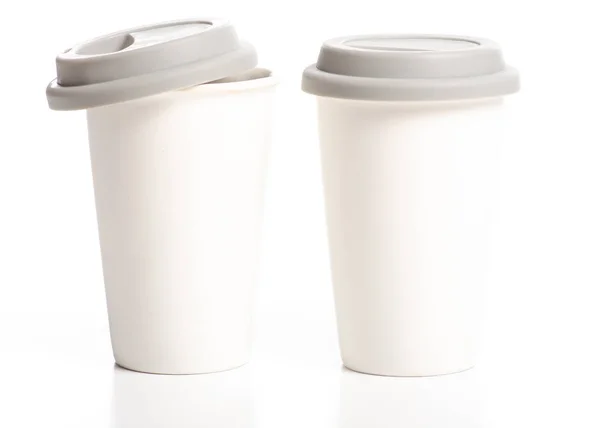 Deux tasses blanches tasse avec couvercle gris — Photo