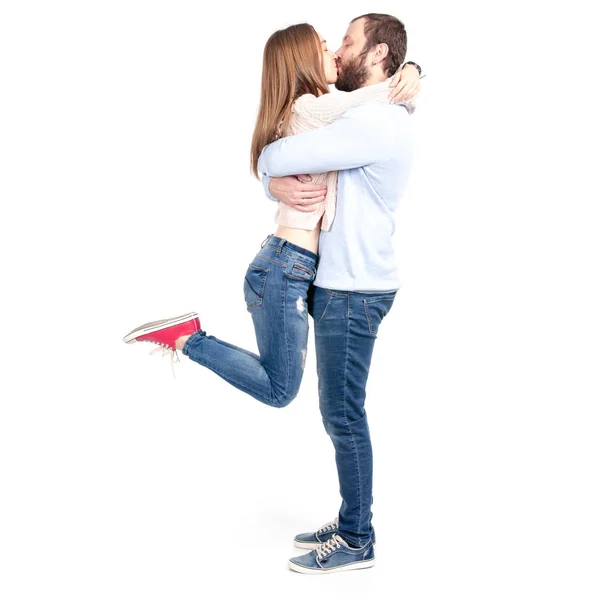 Hermosa mujer y hombre besándose abrazándose —  Fotos de Stock