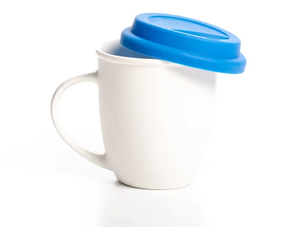 Tasse blanche avec couvercle bleu — Photo