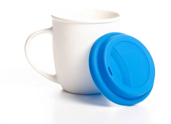 Кухоль з білою чашкою з синьою кришкою — стокове фото