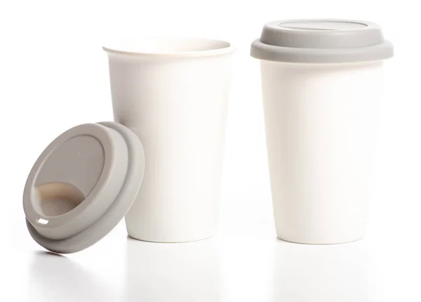 Deux tasses blanches tasse avec couvercle gris — Photo