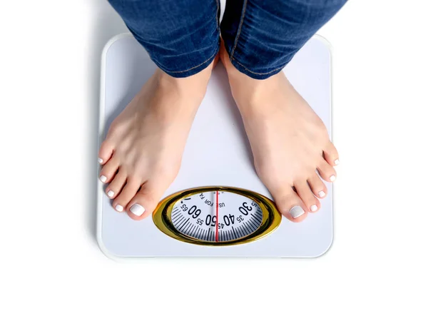 Pés femininos balança de pesagem — Fotografia de Stock