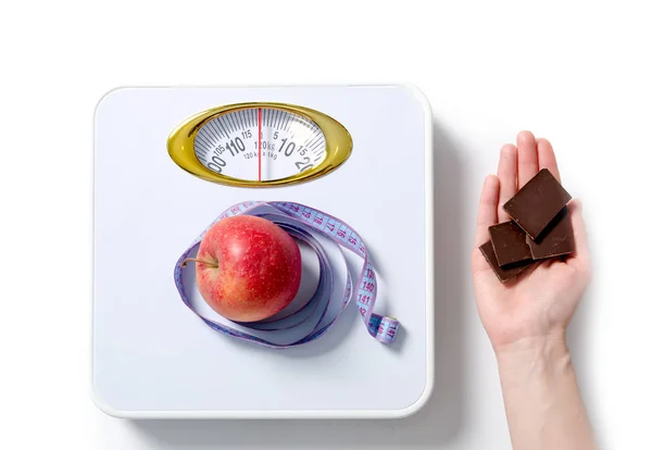 Tartı ölçek santimetre elma elinde çikolata — Stok fotoğraf