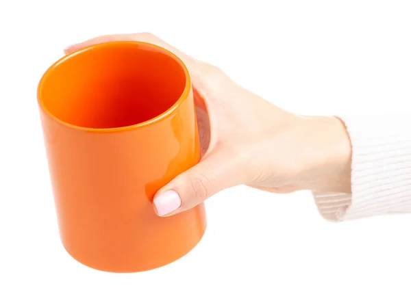 Оранжевая кружка в женской руке — стоковое фото