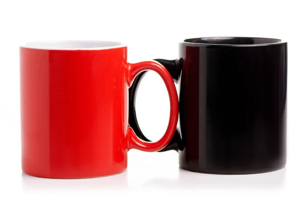 Две Чашки Кружка Красный Черный Черный Белом Фоне Изоляции — стоковое фото