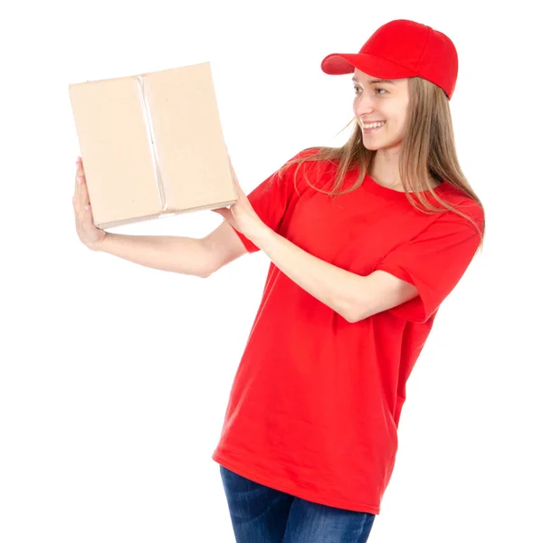 Доставка женщина в красной форме держит коробку пакет — стоковое фото