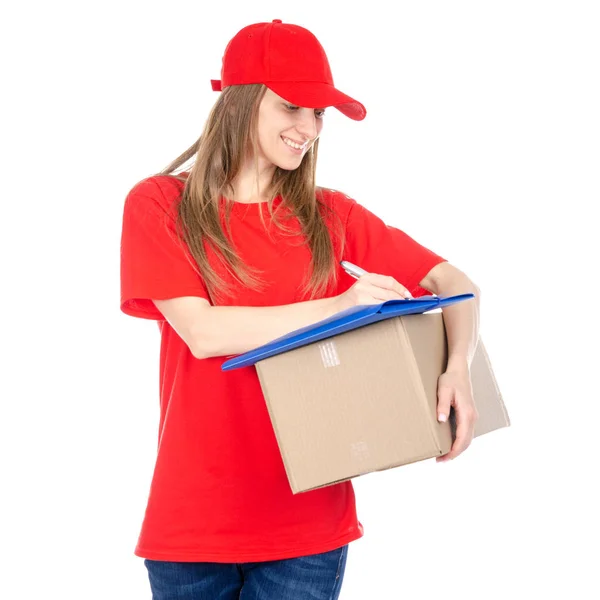 Доставка женщина в красной форме держит коробку пакет — стоковое фото