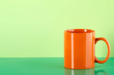 Turuncu Kupası kupa içki yeşil zemin üzerine