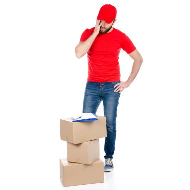 Teslimatçı kırmızı üniformalı kutu paket holding