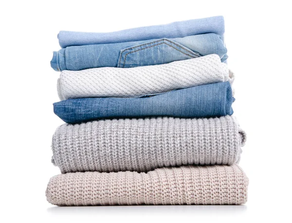 Pilha de camisolas jeans roupas — Fotografia de Stock