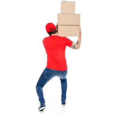 Teslimatçı kutu paket geri tutarak kırmızı üniformalı izole üzerinde beyaz arka plan görüntülemek