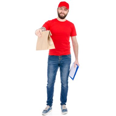 Gıda teslimatçı kırmızı üniforma holding paketindeki
