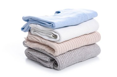 Beyaz arka plan yalıtım üzerinde katlanmış kazak yığını