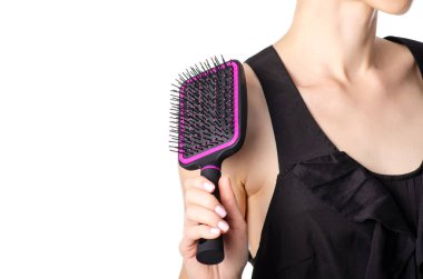 Bir saç kurutma makinesi ve tarak tutan kadın