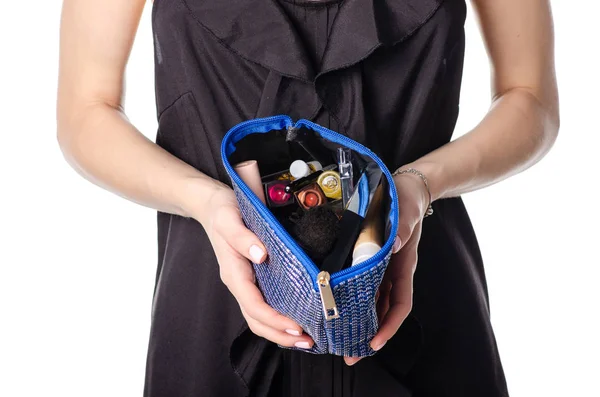 Mulher segurando saco cosmético azul — Fotografia de Stock