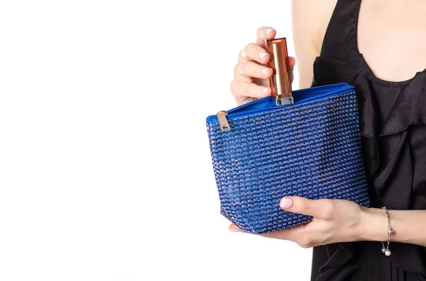 Mujer sosteniendo bolso cosmético azul — Foto de Stock