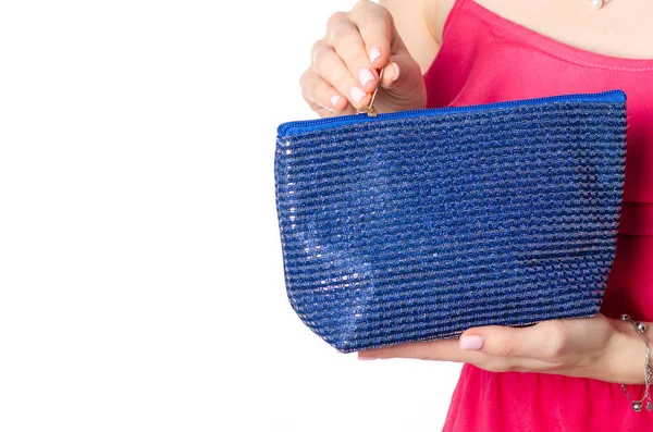 Donna in possesso di sacchetto cosmetico blu — Foto Stock