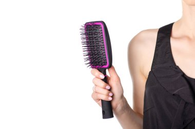 Bir saç kurutma makinesi ve tarak tutan kadın