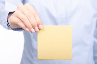 Kadın el sarı not kağıdı