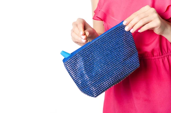 Nő kék gazdaság kozmetikai táska — Stock Fotó