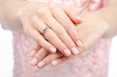 El bir yüzük, altın gümüş güzellik kadın