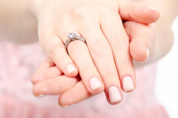Frau Hand einen Ring aus Gold Silber Schönheit — Stockfoto